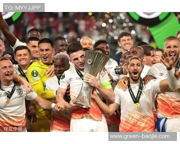 足球明星们捧起冠军奖杯的荣耀瞬间定格在镜头中 足球明星们捧起冠军奖杯的荣耀瞬间定格在镜头中