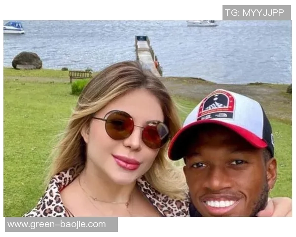 世界足球明星太太团揭秘她们的生活与时尚魅力，展现背后的支持与力量