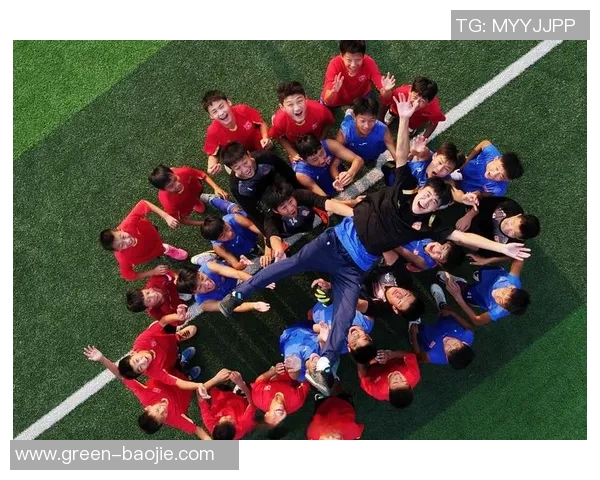 足球明星与偶像的奇妙邂逅在绿茵场上的梦想交汇