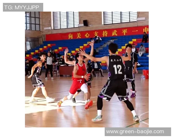 篮球明星的孩子们在球场上展现天赋与激情的精彩瞬间